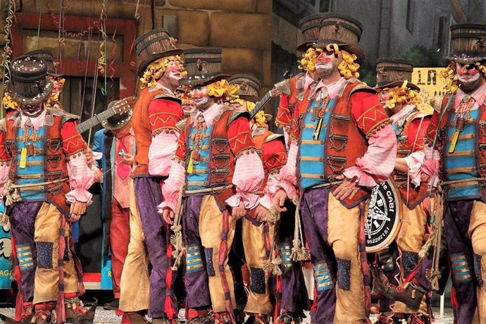 Comparsa del Carnaval de Cádiz en el escenario del Teatro Falla