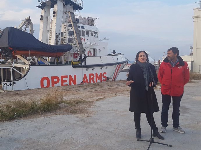 Ada Colau i scar Camps davant del vaixell Open Arms