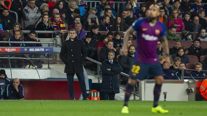 Arturo Vidal y Ernesto Valverde durante el Bara - Levante de Copa