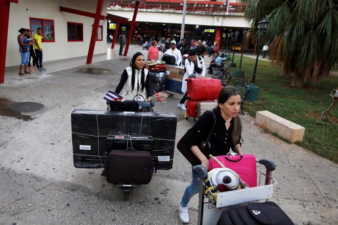 Médicos cubanos llegan a Cuba después de ser expulsados de Brasil