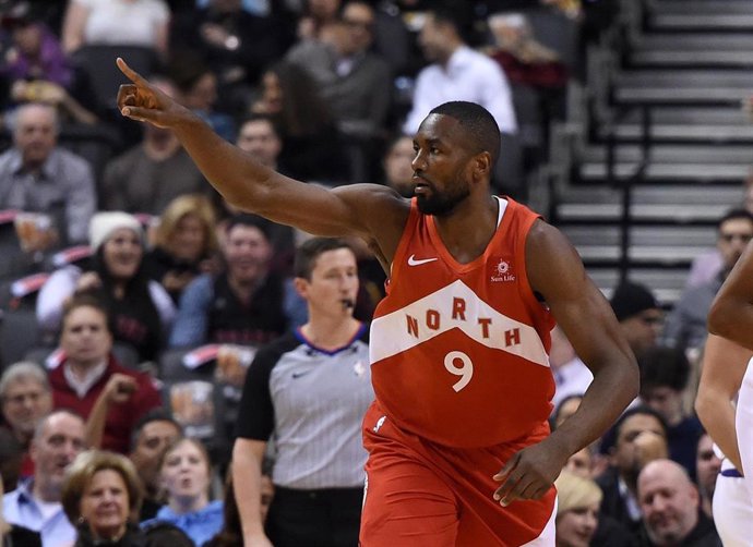 Serge Ibaka celebra la victoria de Toronto Raptors