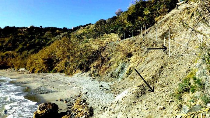 Carril de acceso vallado a la caleta de Maro