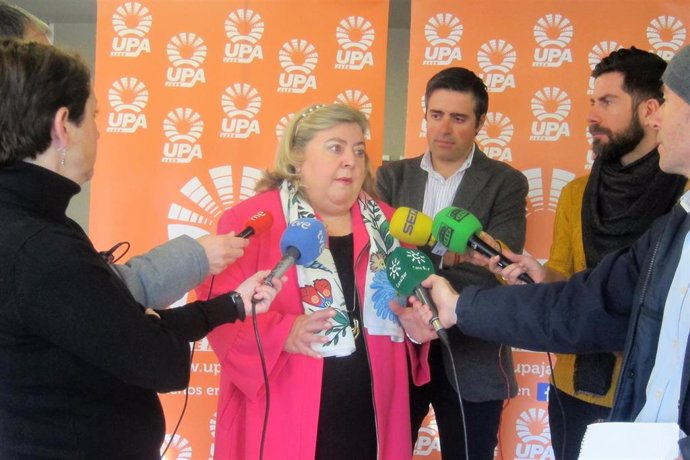La europarlamentaria socialista Clara Aguilera atiende a los periodistas.