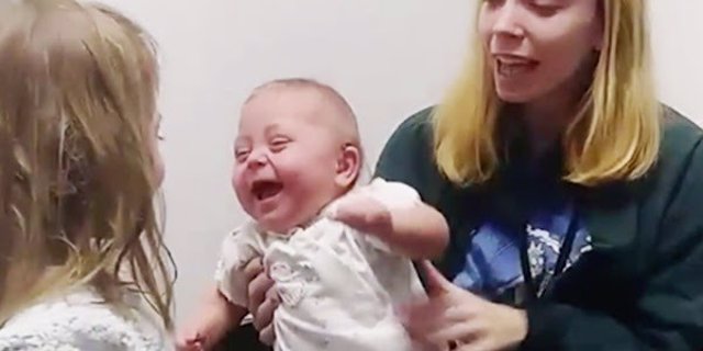 Bebé reacciona a la voz de su hermana por primera vez