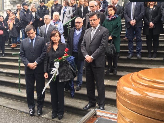 Despedida del féretro de Areces en la entrada de la Junta General