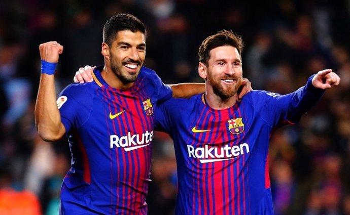 Luis Suárez y Lionel Messi celebran un gol