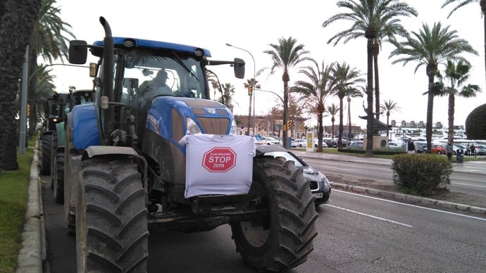 Protesta d'Asaja davant el Consolat de Mar per les ZEPAS