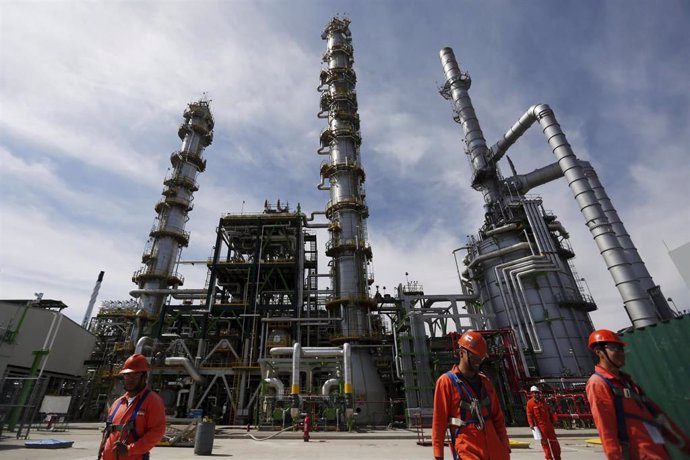 FILE PHOTO: Employees walk at Mexico's national oil company Pemex's refinery in
