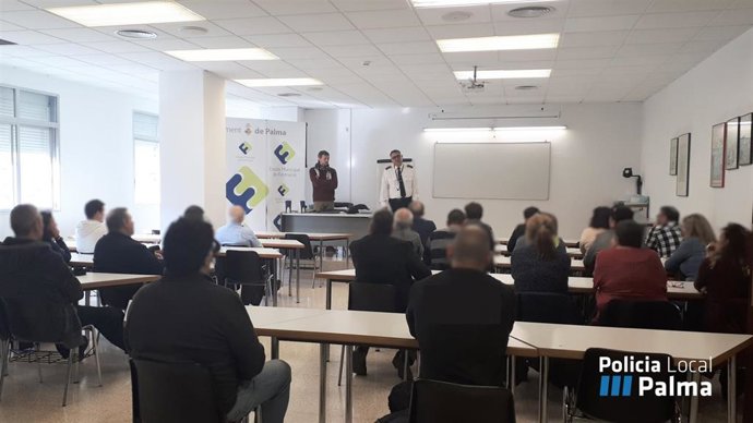 Taxistas en el curso de seguridad de la Policía