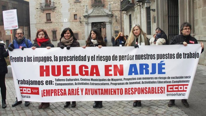 Manifestantes de Arjé Formación en una manifestación en Madrid