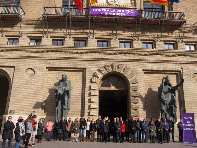 Concentración contra la violencia machista en el Ayuntamiento de Zaragoza