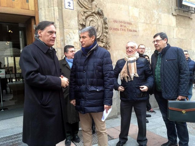 El alcalde de Salamanca junto al presidente de la asociación Salvar el Archivo