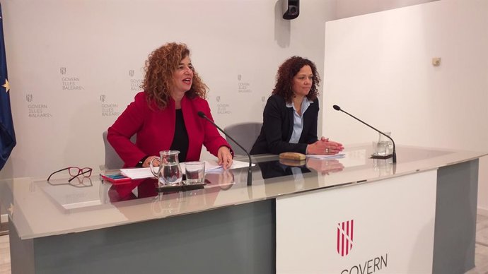 D'esquerra a dreta, les conselleres Pilar Costa i Catalina Cladera
