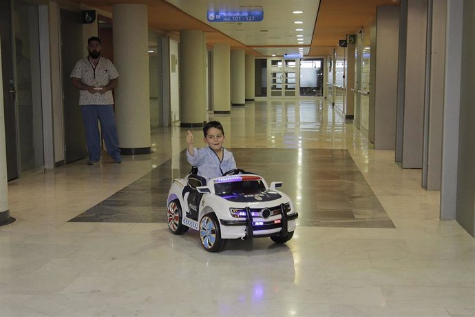 Primer niño en utilizar el coche eléctrico, Álvaro