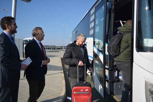 Valverde saluda a turistas que hacen uso autobús en el aeropuerto