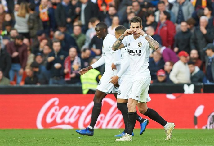 Santi Mina celebra un gol con el Valencia
