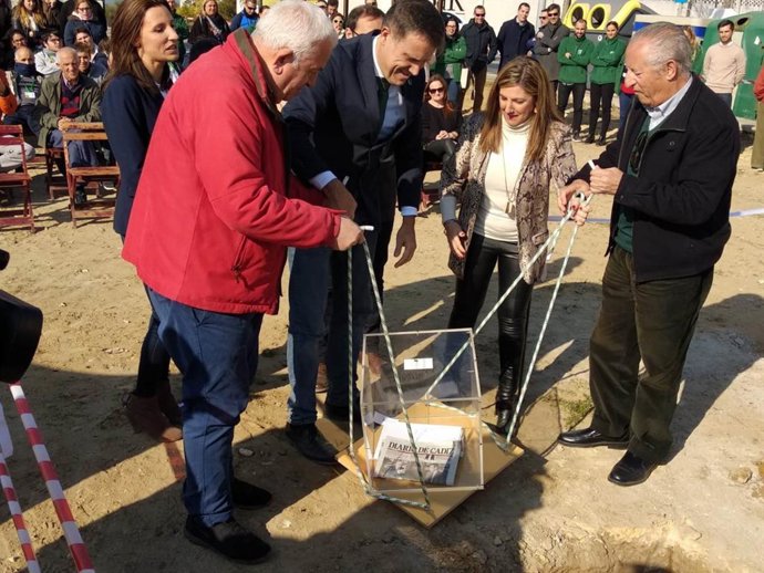 La presidenta de Diputación de Cádiz, Irene García, pone la primera piedra
