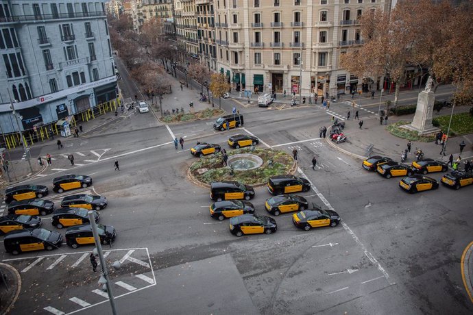 Taxis en la Gran Via de Barcelona