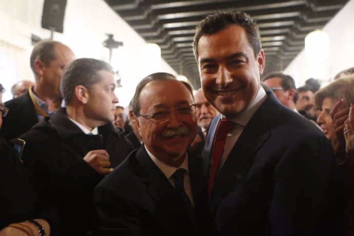 Juan Vivas saluda a Moreno tras la toma de posesión del nuevo presidente andaluz
