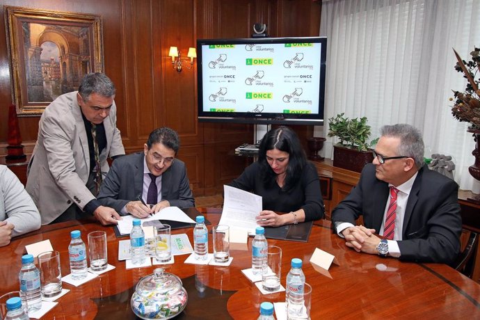 Cibervoluntarios y ONCE firman un convenio de colaboración