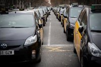 La concentració de taxistes a la Gran Via de Barcelona s'estén de Pau Claris a Calbria