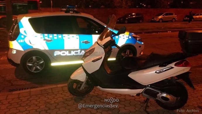 Vehículo de la Policía Local junto a una motocicleta