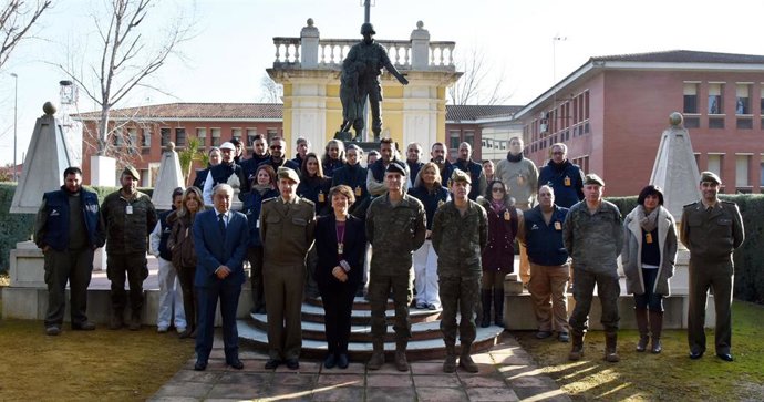 Autoridades y alumnos del taller de empleo en la base de Cerro Muriano