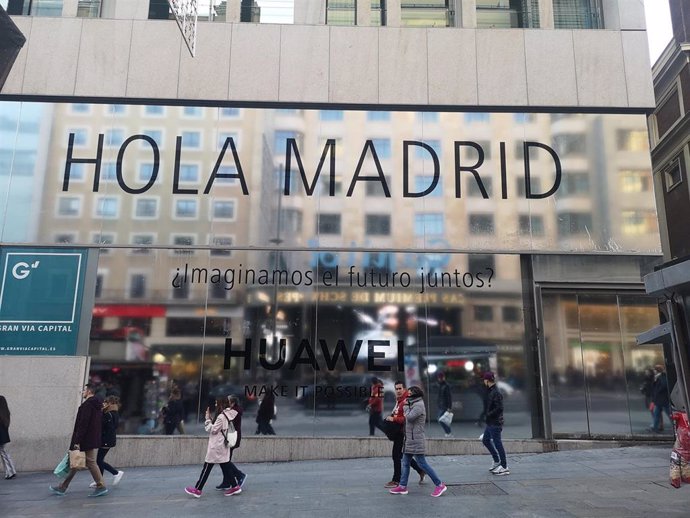 Escaparate de la 'flagship' Espacio Huawei en Madrid