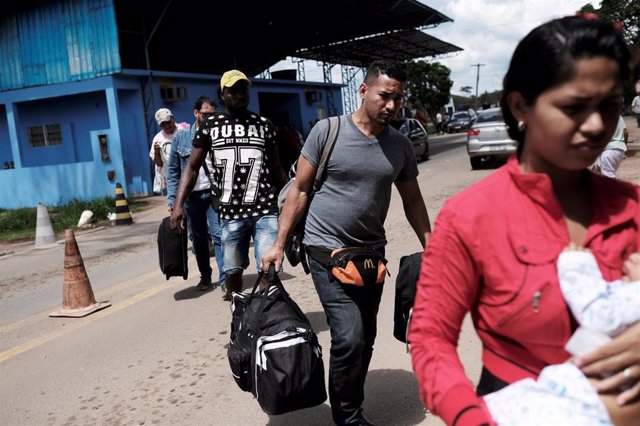 Migrantes venezolanos cruzando la frontera de Roraima