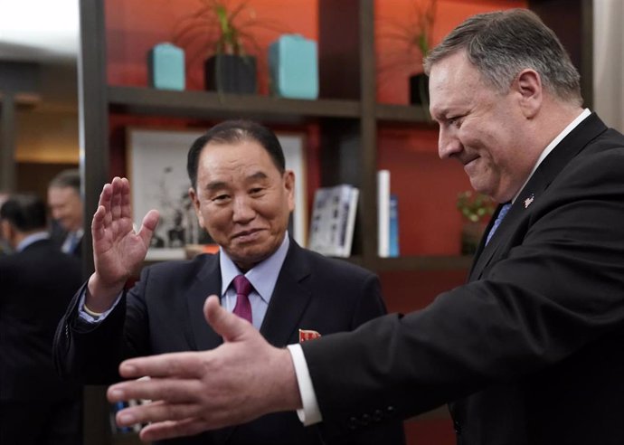 El secretario de Estado, Mike Pompeo, y el emisario norcoreano Kim Yong Chol