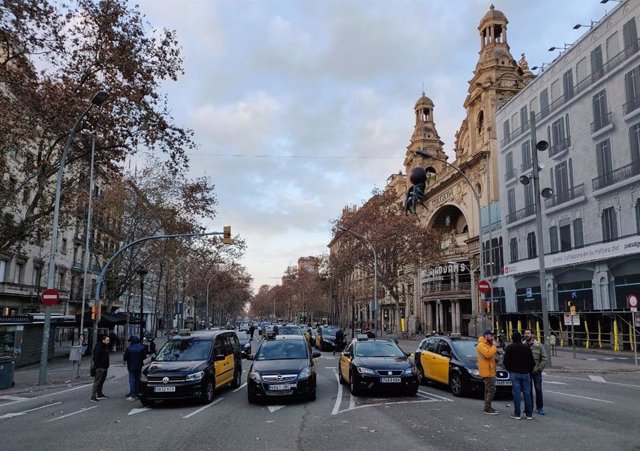 Protesta de taxistas en la Gran Via de Barcelona
