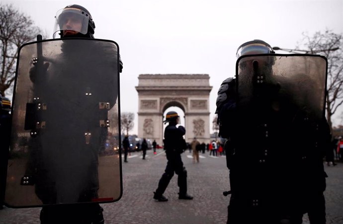 Policías antidisturbios en los Campos Elíseos de París