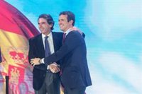 Aznar encumbra a Casado y dice que es "un líder como un castillo" sin "tutelas ni tutías"