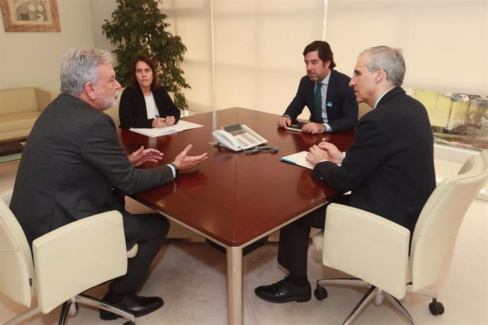 El conselleiro de Economía, Francisco Conde, en una reunión con Boeing
