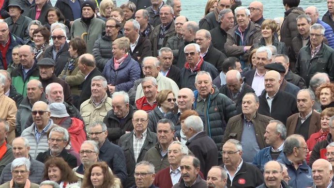 Imágenes de la concentración de personas jubiladas en Bilbao