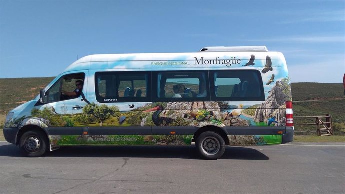 Un microbús del Parque Nacional de Monfragüe