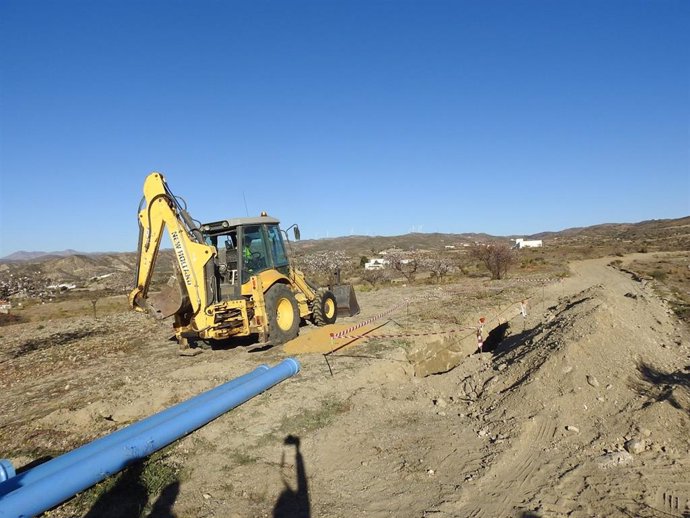 Movimientos de tierras para la instalación de tuberías en Huércal-Overa