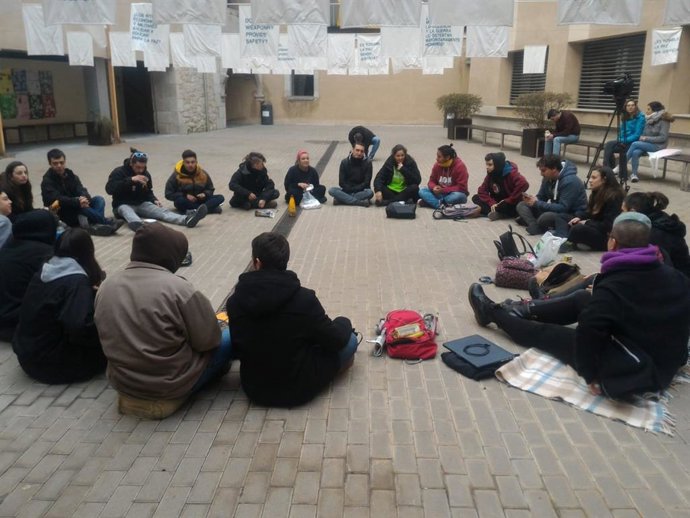 Encierro de estudiantes en la UdG tras una operación de Policía Nacional