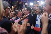 El PP aclama a Juanma Moreno a su llegada a la convención nacional del partido en Madrid