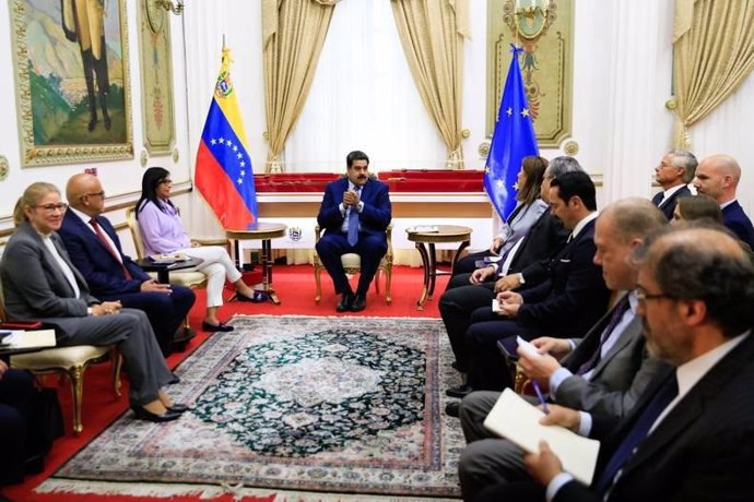 El presidente de Venezuela, Nicolás Maduro, con embajadores de la UE
