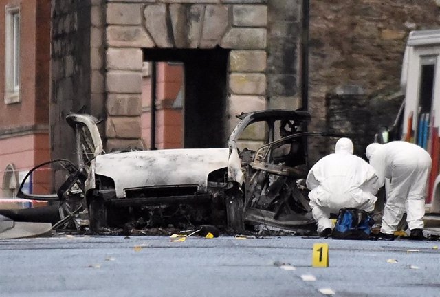 La furgoneta utilizada como coche bomba en Londonderry