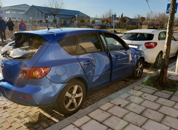 Valladolid.- Vehículos dañados en la calle Jardines de Sabatini