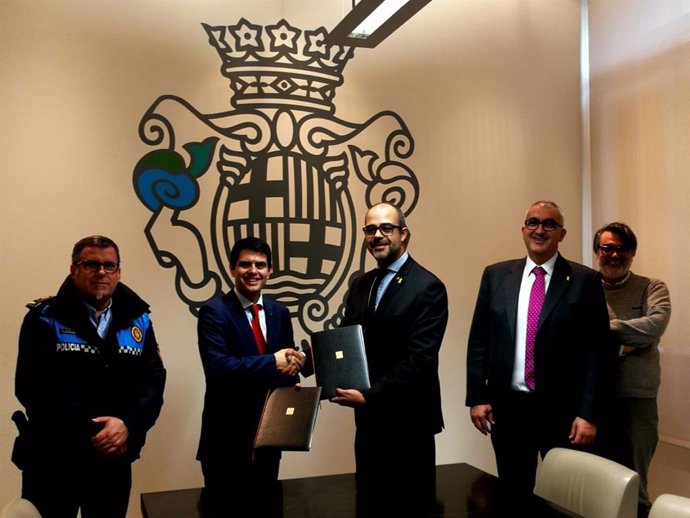 El conseller d'Interior, Miquel Buch, i l'alcalde d'Igualada, Marc Castells