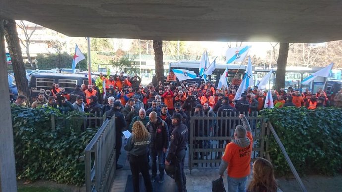 Trabajadores de Alcoa ante el SEPE