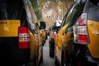 La concentració de taxistes a la Gran Via afecta 10 línies d'autobús