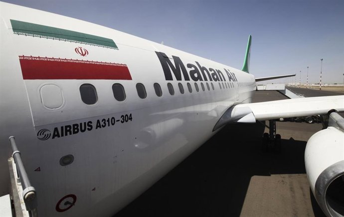 Un avión de la aerolínea iraní Mahan Air en el aeropuerto de Saná