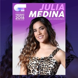 Julia Medina firma su primer disco en el centro comercial Bahía Sur