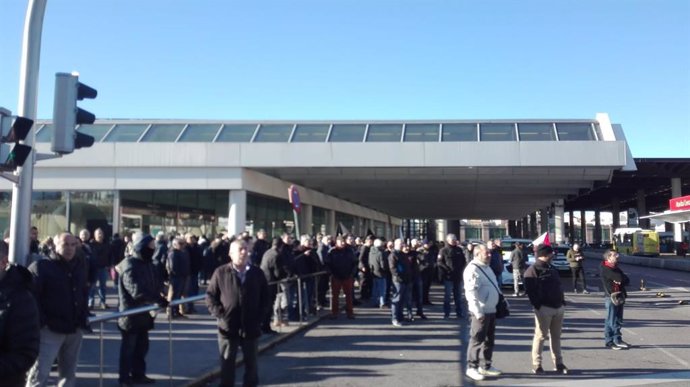 Huelga de taxistas en Madrid, concentración en la estación de Atocha