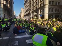 Tensió entre taxistes i Mossos a l'entrada de la Ciutadella de camí al Parlament