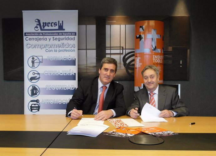 Xabier Basañez y Justo Gilabert firman el acuerdo